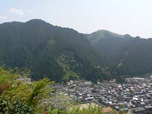 東殿山（左）と赤谷山（右奥）