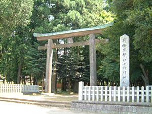 小御門神社　花山院師賢を祀る