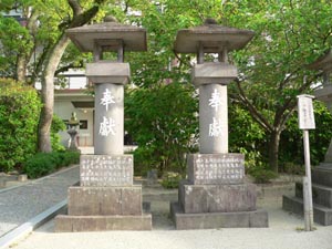松原日峯神社の旧藩士寄進灯篭